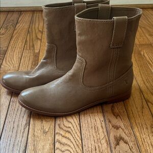 Frye Anna Short Round-toe Taupe Leather Ankle Boots-
